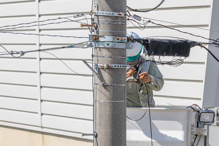 電柱での光回線引き込み作業